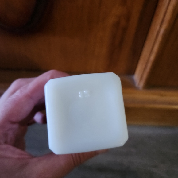 Vintage Milk Glass spice shaker - Picture 5 of 6